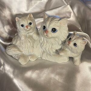 HOMECO Vintage ceramic Decor - w kittens w/ adult cat - white w blue eyes